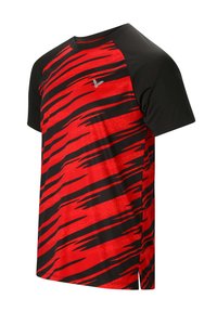 Rød og sort kortærmet atletisk t-shirt med stribet mønster og rund hals. Fremstillet af glat, let stof.