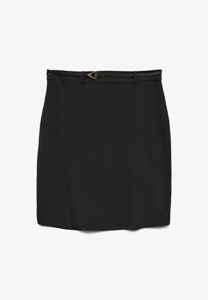 Falda negra de forma recta, confeccionada en una tela suave. Presenta un cinturón estrecho con una hebilla triangular y una abertura lateral.