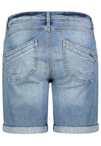 Jeansshorts in Hellblau, mit umgeschlagenem Saum, zwei Gesäßtaschen und kontrastierenden Nähten. Verfügt über ein klassisches Fünf-Taschen-Design.