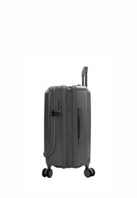 Valigia rigida grigia con manico estraibile, tasche laterali, chiusura con zip e quattro ruote nere per una facile mobilità.