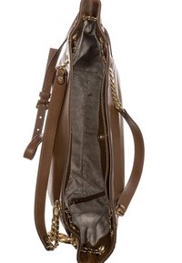 Brązowa skórzana torebka o teksturowanym wykończeniu. Posiada gładkie szare wnętrze, akcenty w postaci łańcucha oraz podwójny pasek, co daje różne możliwości noszenia.