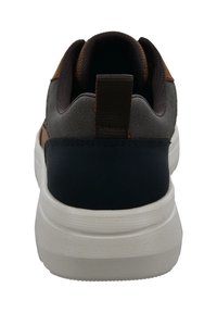 Sport Schuhe in Grau, Braun und Marineblau mit strukturiertem Obermaterial, gepolstertem Kragen und weißer Gummisohle. Mit einer Zuglasche am Absatz.