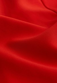 Rode stof, gladde textuur, lichtgewicht, licht glanzende afwerking, met een gelijkmatige, egale oppervlakte zonder zichtbare patronen of accenten.