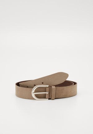 Ceinture en cuir marron clair avec une boucle en métal argenté en forme de D, enroulée sur un fond blanc.