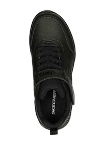 Zapatilla Skechers negra con parte superior de cuero liso, cierre con cordones, acolchado en el tobillo y plantilla con amortiguación. Logotipo impreso en la lengüeta.