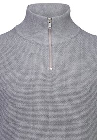 Grauer Reißverschluss-Pullover mit hohem Kragen, ausgestattet mit einem strukturierten Strickmuster und einem metallischen Reißverschlussdetail.