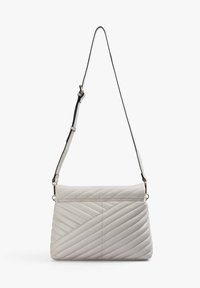 Borsa a tracolla in pelle trapuntata grigia con un design diagonale, tracolla regolabile e dettagli di cuciture rosa sottili. Forma rettangolare.