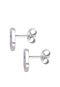 Silverfärgade örhängen med rund form som har lila och rosa emaljmönster. Stiftet har fjärilsbackar för säker användning.