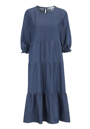 Denimklänning med rund halsringning, långa puffärmar och lager av volanger vid fållen. Blå färg med en mjuk textur och subtila sömnadsdetaljer.