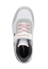 Weiße Sneaker mit grauen Akzenten, strukturierten Oberflächen und orangefarbenen Details. Mit Schnürsenkeln und einem Klettverschluss ausgestattet. Entwickelt für Komfort und Unterstützung.