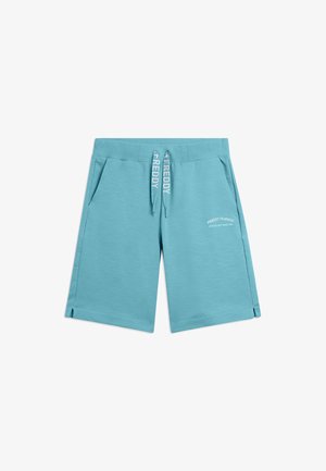 Pantalones cortos deportivos azul claro con bolsillos delanteros, cintura elástica con cordones etiquetados "FREDDY" y un pequeño logo "FREDDY TRAINING" en la pierna.