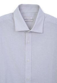 Camicia grigia chiaro con righe verticali bianche, colletto classico e bottoni bianchi sul davanti, etichettata come vestibilità regolare, taglia grande.