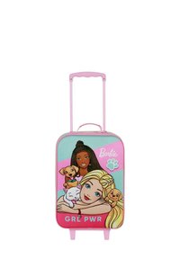 Maleta rígida con diseño en tonos rosa y turquesa, que presenta personajes de dibujos animados, incluyendo a dos niñas y mascotas. Acento con el texto "GRL PWR".
