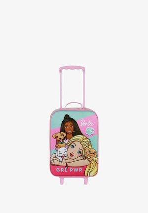 Hardschalige koffer met een roze en turquoise ontwerp met cartoonfiguren, waaronder twee meisjes en huisdieren. Accent met de tekst "GRL PWR".