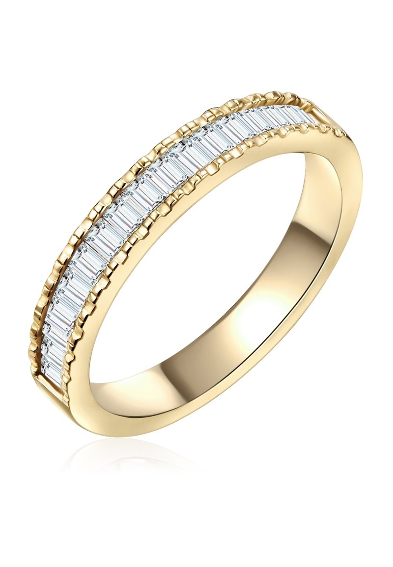 Zlata prstan s trakem, ki vključuje vrsto pravokotnih prozornih kamnov z teksturiranim robom za dodaten detajl. Notranja površina je gladka.
