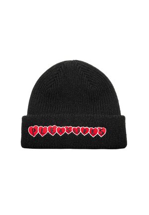 Czarna dziergana czapka typu beanie z podwiniętym mankietem, na którym znajdują się czerwone łatki w kształcie serc z literami "PLEASURES" w białym obrysie.