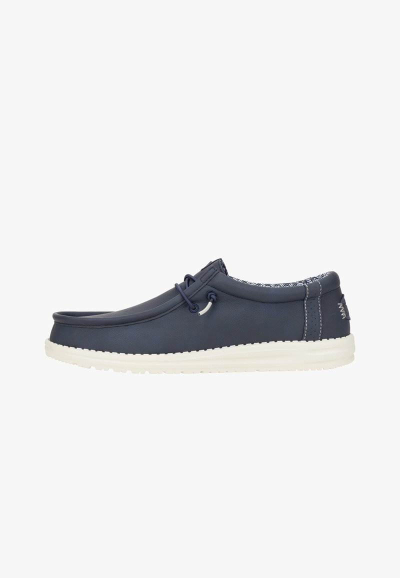 Navyblaue Leder-Slipper mit weißer Gummisohle, runder Spitze und dekorativen Schnürsenkeln. Strukturierte Innenausstattung und dezente Nähte.