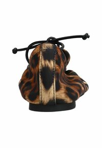 Flache Schuhe im Leopardenmuster, aus weichem Stoffmaterial, mit runder Zehenform, schwarzen Akzenten und schwarzer Sohle. Mit einer gesicherten Bindung auf der Rückseite.