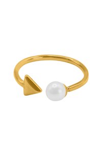 Anello in tono dorato con un accento triangolare e una perla bianca lucida. Fascia sottile e liscia con un design aperto contemporaneo.