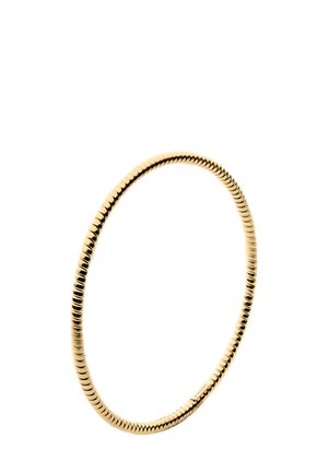 Brazalete en tono dorado con un diseño suave y redondeado, decorado con sutiles estrías. Ligero y flexible, con un acabado metálico pulido.