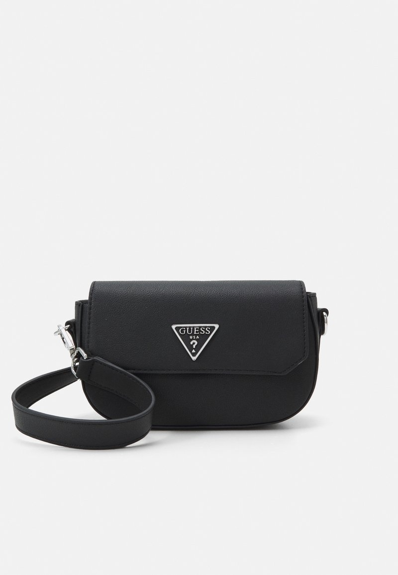 Svart syntetisk axelremsväska med lock, silverfärgat triangulärt logotypaccent och avtagbar rem. Mjukt textur och minimalistisk design.