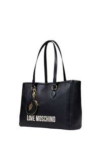Sac fourre-tout en simili cuir noir avec deux poignées, quincaillerie dorée et un porte-clés décoratif. Présente l'inscription "LOVE MOSCHINO" en blanc.