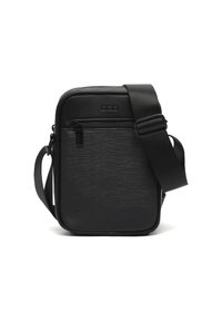 Malá čierna crossbody taška s textúrovaným predn�ým dielom, so zipsovou kapsou a nastaviteľným širokým popruhom na bielom pozadí.