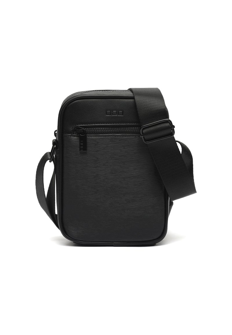 Malá čierna crossbody taška s textúrovaným predným dielom, so zipsovou kapsou a nastaviteľným širokým popruhom na bielom pozadí.
