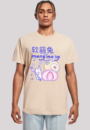 Beige Baumwoll-T-Shirt mit einem grafischen Design, das rosa Früchte und einen Cartoon-Charakter zeigt, akzentuiert mit blauer Schrift "mong mong." Mit kurzen Ärmeln.
