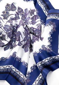 Zijden sjaal met een witte achtergrond, versierd met ingewikkelde paarse bloemen- en bladvormen, omzoomd met donkerblauwe randen en geometrische accenten.
