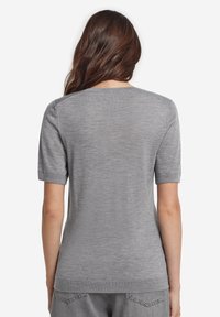 Grå kortærmet sweater med en glat tekstur, rund halsudskæring og ribbet kant. Enkelt design uden synlige mønstre eller accenter.