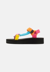 Flerfargede plattform sandaler med svart såle; har blå, oransje, rosa og gule stropper laget av nettmateriale.