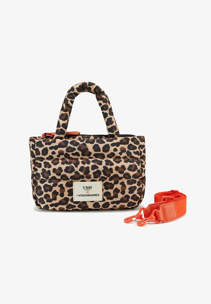 Tasche im Leopardenmuster mit einem puffigen Design in Beige- und Dunkelbrauntönen. Enthält einen abnehmbaren orangefarbenen Tragegurt und ein metallisches Markenetikett.