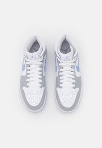 Jordan AIR JORDAN 1 MID - Sapatilhas de cano alto - white/aluminum/wolf grey