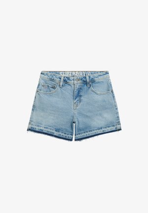Lysblå denimshorts med frynset kant, fem lommer og en talje med logo. Slidt tekstur hele vejen igennem.