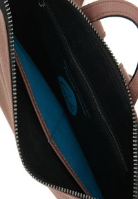 Interno di borsa in pelle marrone con rivestimento in tessuto blu, cerniera nera e due scomparti, con etichetta del logo visibile all'interno.