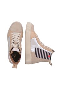 Sneakers alte beige in suede con dettagli lucidi, caratterizzati da tessuto a righe lungo il lato e un cuore rosso, e suola in gomma testurizzata.