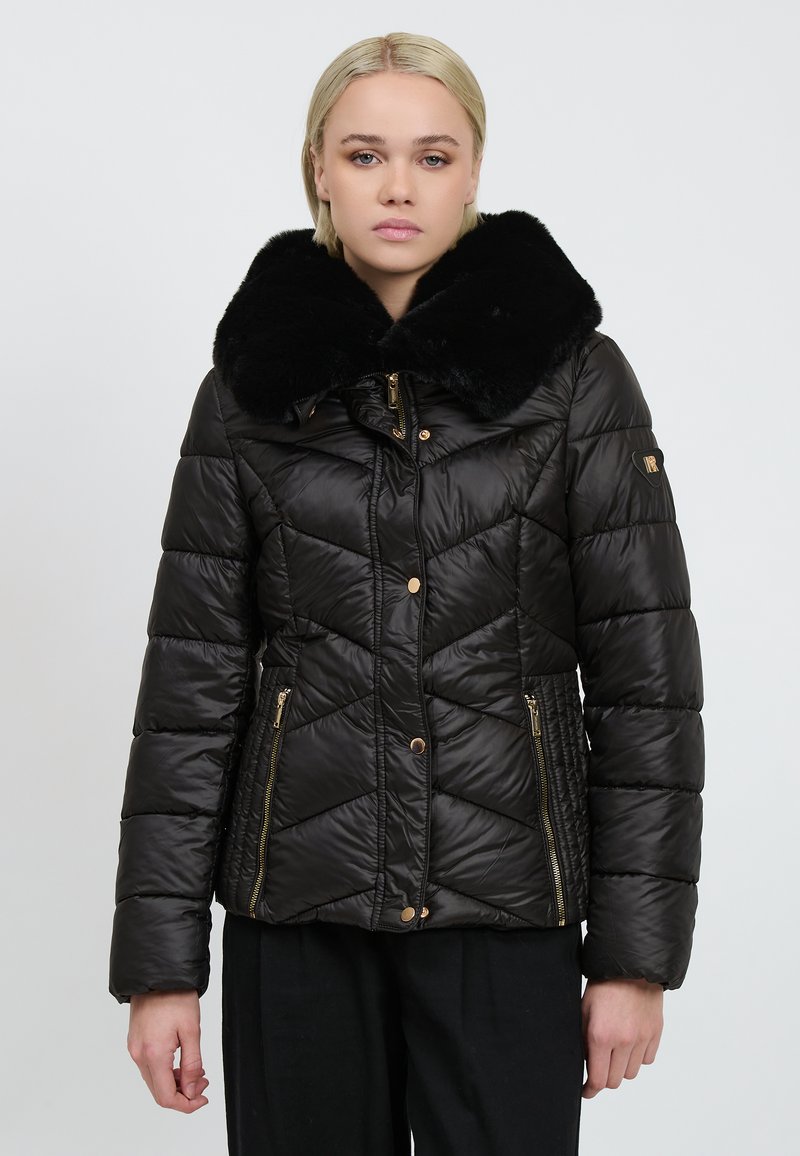 Sort puffers jakke med en stor sort faux fur krave, skrå quiltet mønster, guld lynlåse og sidelommer. De varmende og isolerende design.