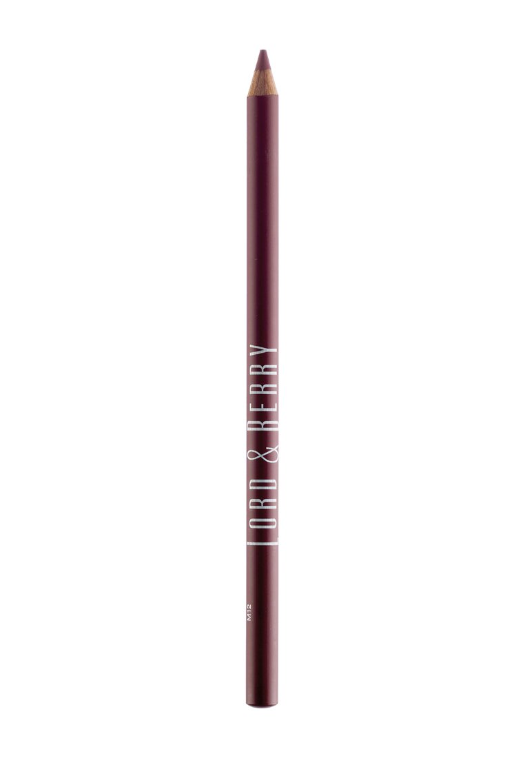 Crayon à lèvres bordeaux avec une pointe aiguisée, finition mate et texte blanc en relief "LORD & BERRY" sur le côté. Texture en bois lisse.