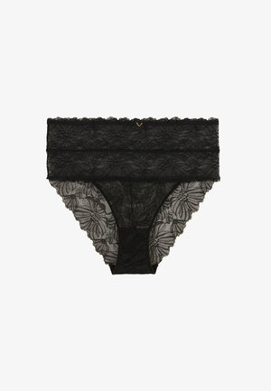 String en dentelle noire avec motif floral, présentant des bords festonnés et un avant doublé pour plus de confort. Design global délicat et élaboré.
