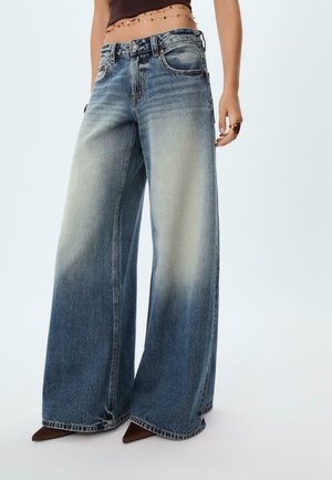 - Wide leg