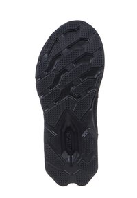 Zwarte rubberen schoenzool met een gestructureerd profielpatroon. Heeft verhoogde secties en groeven voor grip. Soepele randen en een stevige constructie.