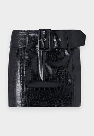 Svart imitert skinn mini skjørt med krokodillemønster, bred belte med firkantet spenne, og trykknappdetalj i livet.