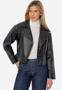 Giacca nera in pelle corta con colletto a rever, chiusura con zip e tasche laterali. Texture liscia con dettagli di cucitura in evidenza.