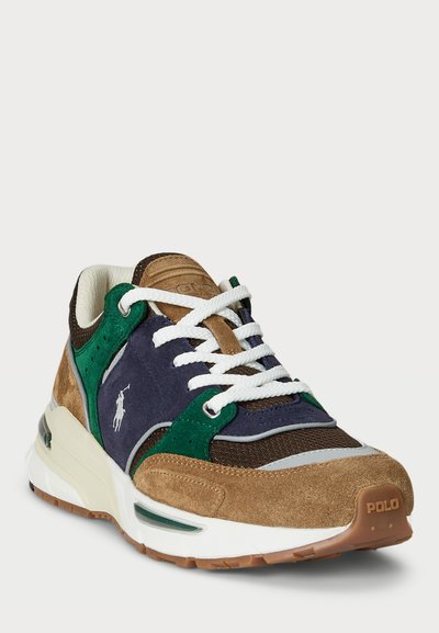 Adidași din suede maro și plasă, cu accente albastre și verzi, șireturi albe și o talpă din cauciuc cu branding "Polo" pe călcâi.