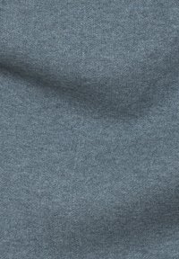 Gelaagd blauwe stof, met een gladde weving en lichte variaties, waardoor diepte in kleur en subtiliteit in het oppervlak ontstaat.