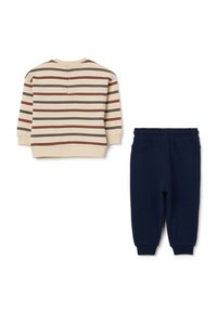 Conjunto de ropa de dos piezas que incluye una parte superior de manga larga a rayas en color crema con líneas en color burdeos y azul marino, y pantalones deportivos en azul marino con cinturilla elástica.
