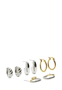 Zestaw czterech kolczyków: dwa srebrne kolczyki wkręty z wykręconym wzorem, dwa gładkie srebrne kółka, jeden złoty wykręcony kółko oraz jeden abstrakcyjny srebrny kolczyk w formie łącznika.