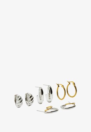 Zestaw czterech kolczyków: dwa srebrne kolczyki wkręty z wykręconym wzorem, dwa gładkie srebrne kółka, jeden złoty wykręcony kółko oraz jeden abstrakcyjny srebrny kolczyk w formie łącznika.