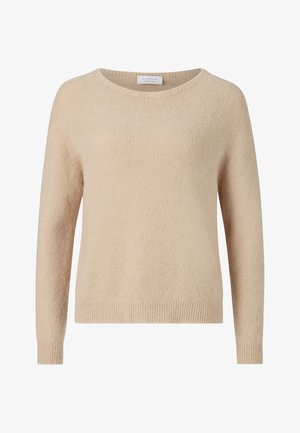 Suéter de punto beige con escote redondo, mangas largas y dobladillo acanalado. Textura suave y corte informal. Etiqueta visible en el escote.